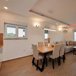 Exclusive Okrug Gornji With Shared Pool - Two Bedroom With Shared Pool Apartamento *