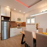 Exclusive Okrug Gornji With Shared Pool - Two Bedroom With Shared Pool Apartamento