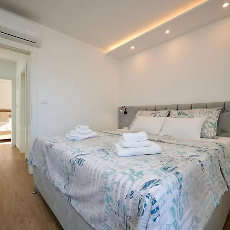 Exclusive Okrug Gornji With Shared Pool - Two Bedroom With Shared Pool アパート