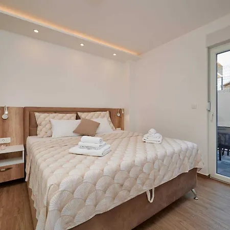 Exclusive Okrug Gornji With Shared Pool - Two Bedroom With Shared Pool Apartamento