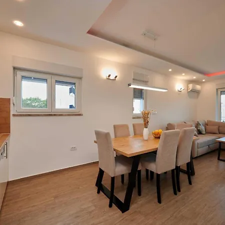 Exclusive Okrug Gornji With Shared Pool - Two Bedroom With Shared Pool アパート *