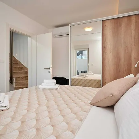 アパート Exclusive Okrug Gornji With Shared Pool - Two Bedroom With Shared Pool トロギール