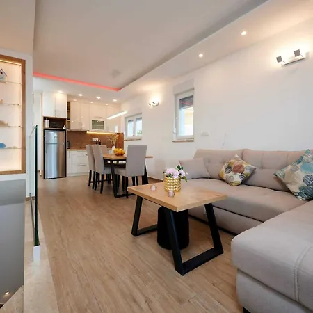 Exclusive Okrug Gornji With Shared Pool - Two Bedroom With Shared Pool アパート トロギール