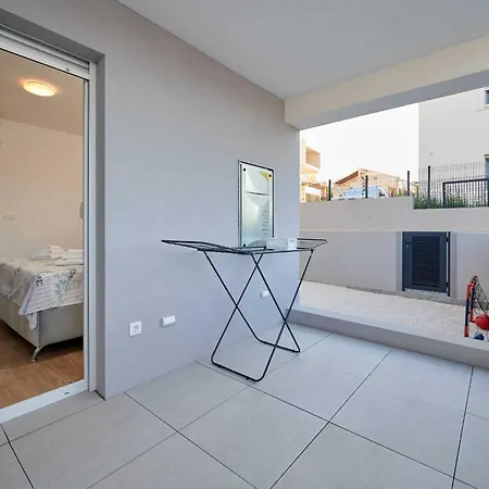 Exclusive Okrug Gornji With Shared Pool - Two Bedroom With Shared Pool トロギール