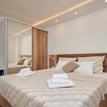 Exclusive Okrug Gornji With Shared Pool - Two Bedroom With Shared Pool * トロギール