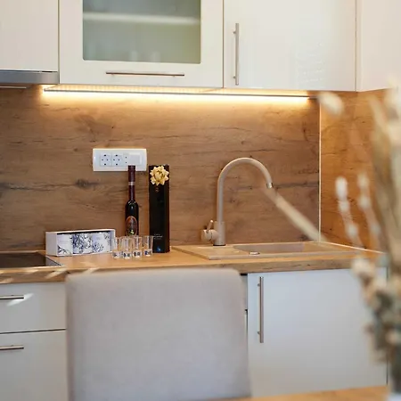 Exclusive Okrug Gornji With Shared Pool - Two Bedroom With Shared Pool アパート