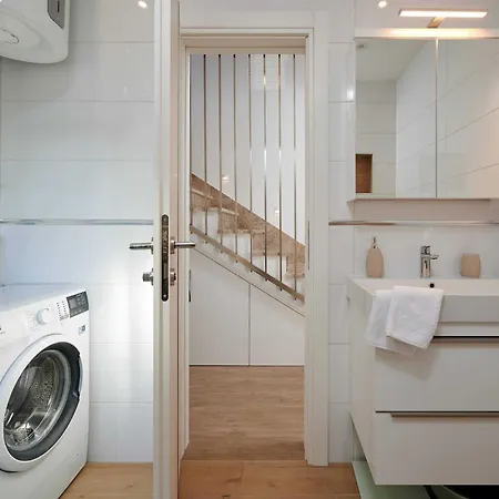 Exclusive Okrug Gornji With Shared Pool - Two Bedroom With Shared Pool アパート トロギール