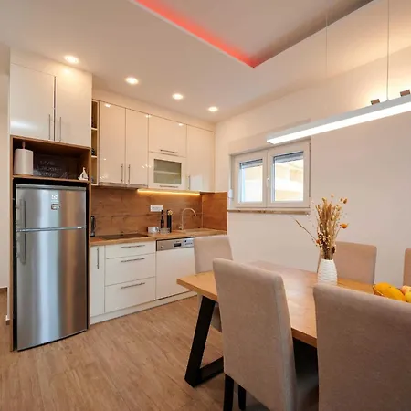 Exclusive Okrug Gornji With Shared Pool - Two Bedroom With Shared Pool アパート