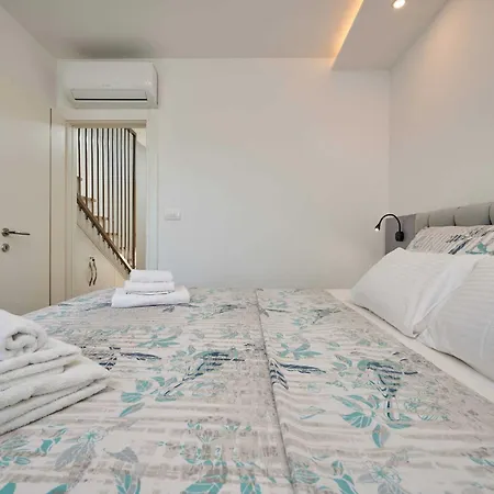 Exclusive Okrug Gornji With Shared Pool - Two Bedroom With Shared Pool * トロギール