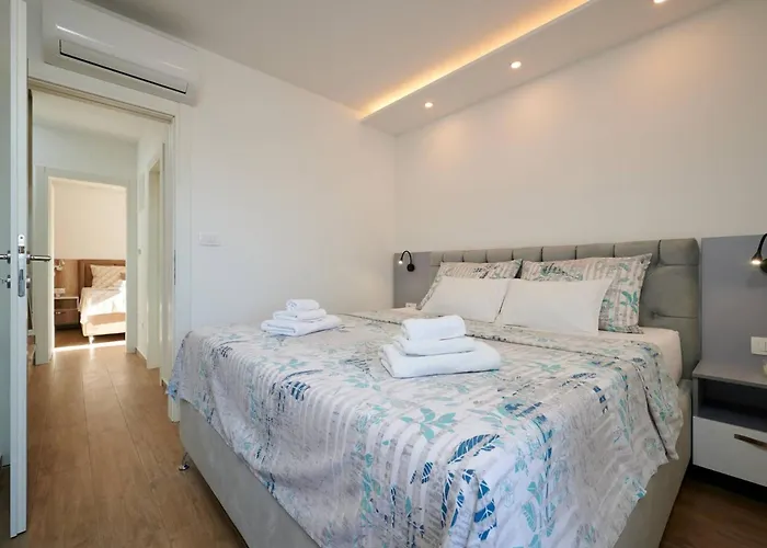 Exclusive Okrug Gornji With Shared Pool - Two Bedroom With Shared Pool アパート