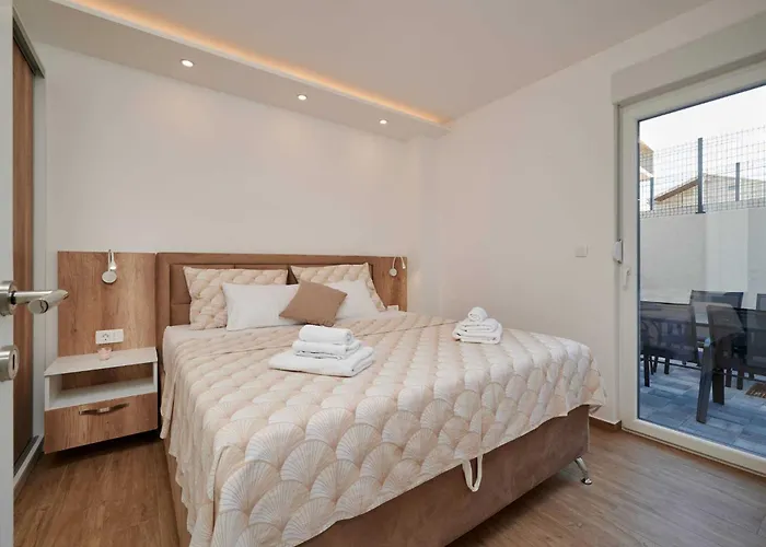 Exclusive Okrug Gornji With Shared Pool - Two Bedroom With Shared Pool アパート