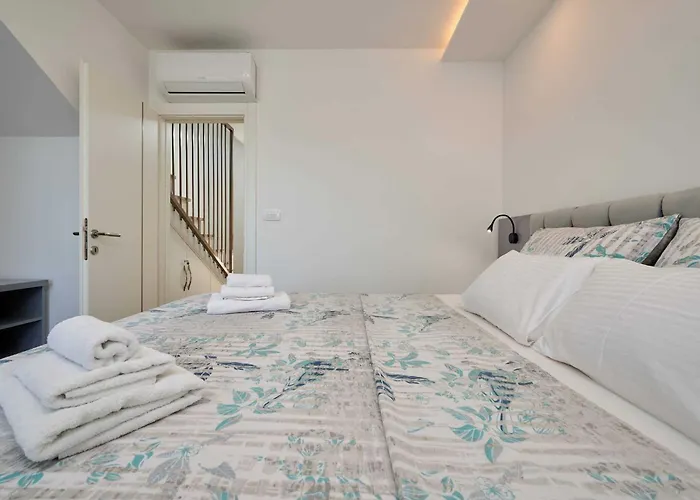 Exclusive Okrug Gornji With Shared Pool - Two Bedroom With Shared Pool * トロギール