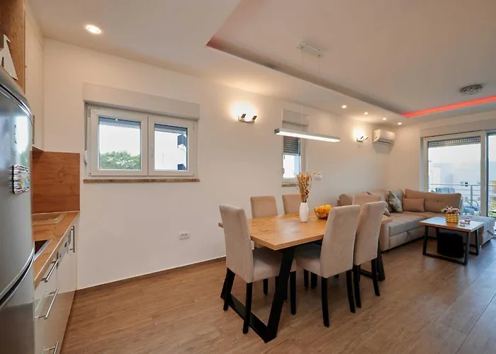 Exclusive Okrug Gornji With Shared Pool - Two Bedroom With Shared Pool アパート *