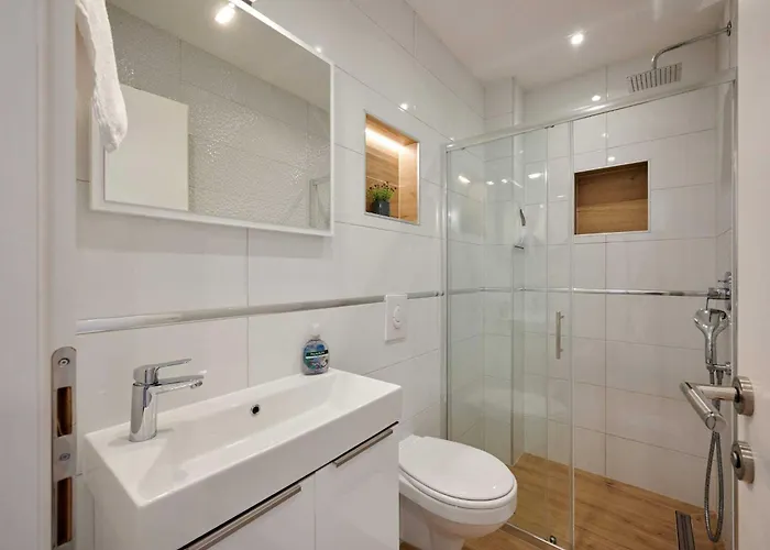 Exclusive Okrug Gornji With Shared Pool - Two Bedroom With Shared Pool アパート トロギール