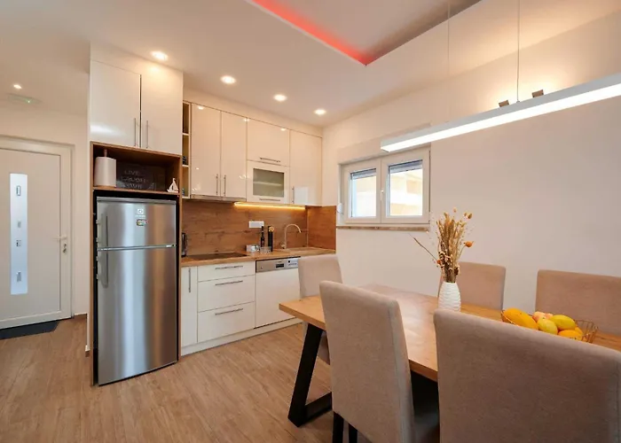 Exclusive Okrug Gornji With Shared Pool - Two Bedroom With Shared Pool アパート